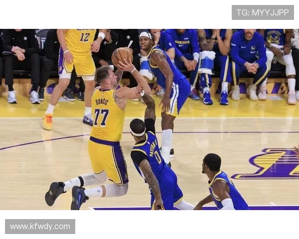 詹姆斯复出带领湖人逆转战胜勇士，库里关键时刻失误成败笔